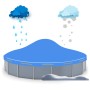 Pool mit blauer Winterabdeckung und Luftkissen. Leitet Regen und Schnee ab, schützt den Pool vor Schmutz.
