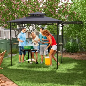 Dunkelgrauer Costway Grillpavillon mit Doppeldach und Seitenmarkise, unter dem Freunde im Garten grillen.