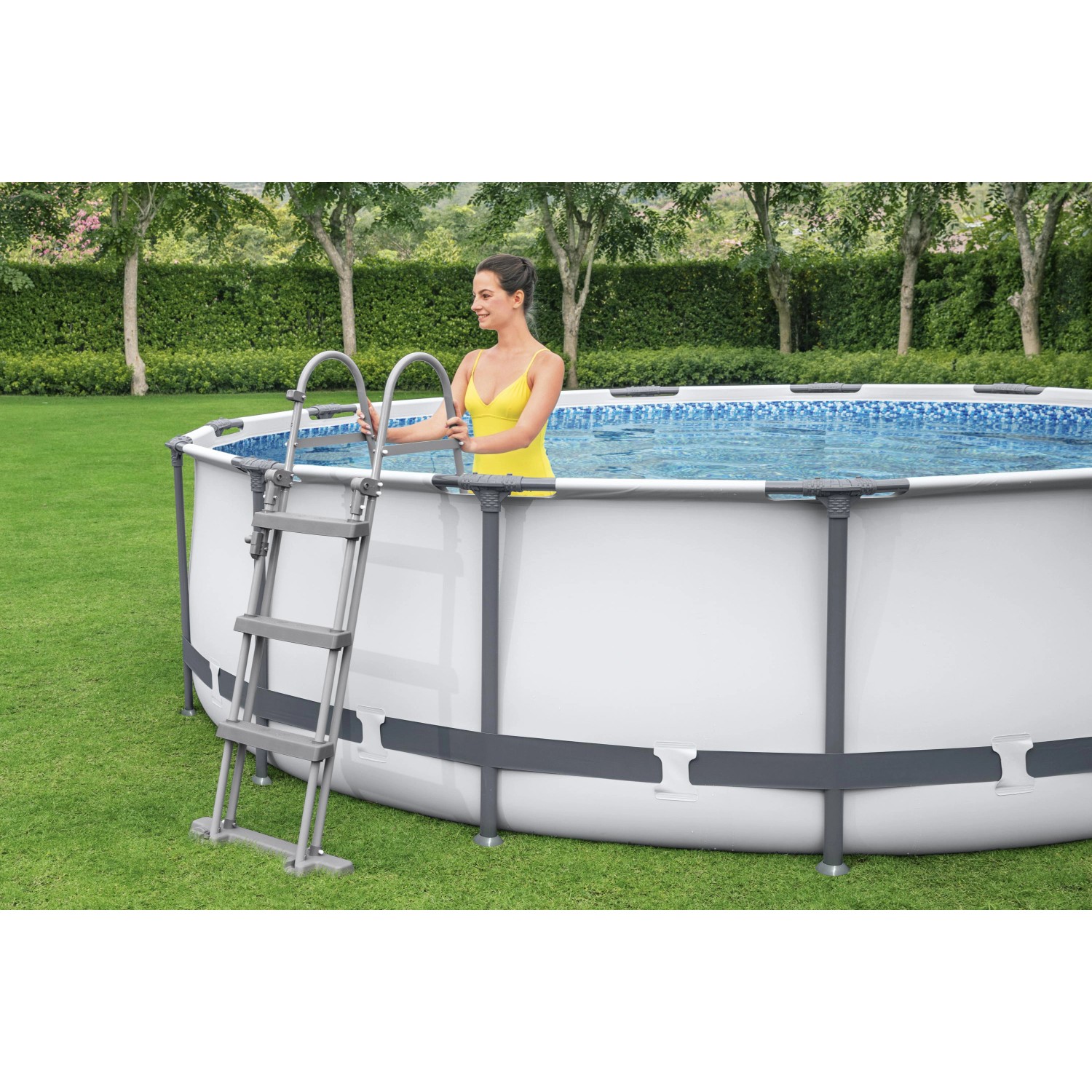 Bestway Stahlrahmenpool Steel Pro Max, Ø 366 cm, mit Leiter. Frau steigt in den Pool.
