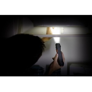 Energizer Hardcase Arbeitslampe leuchtet in dunklem Kühlschrank, inklusive Batterien.