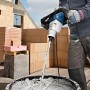 Bosch Professional Rührwerk GRW 12 E beim Mischen von Mörtel auf einer Baustelle.