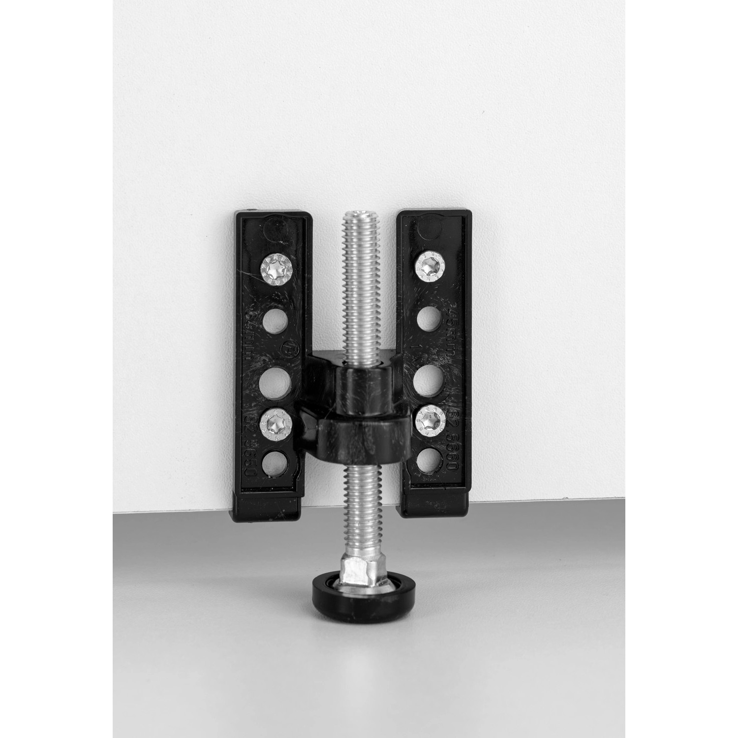 Detailaufnahme: Verstellbarer Küchenfuß für Held Möbel Küchenzeile, zur Nivellierung.