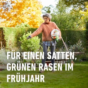 Frau düngt Rasen mit Compo BIO Herbstrasendünger für einen gesunden Rasen im Frühjahr.