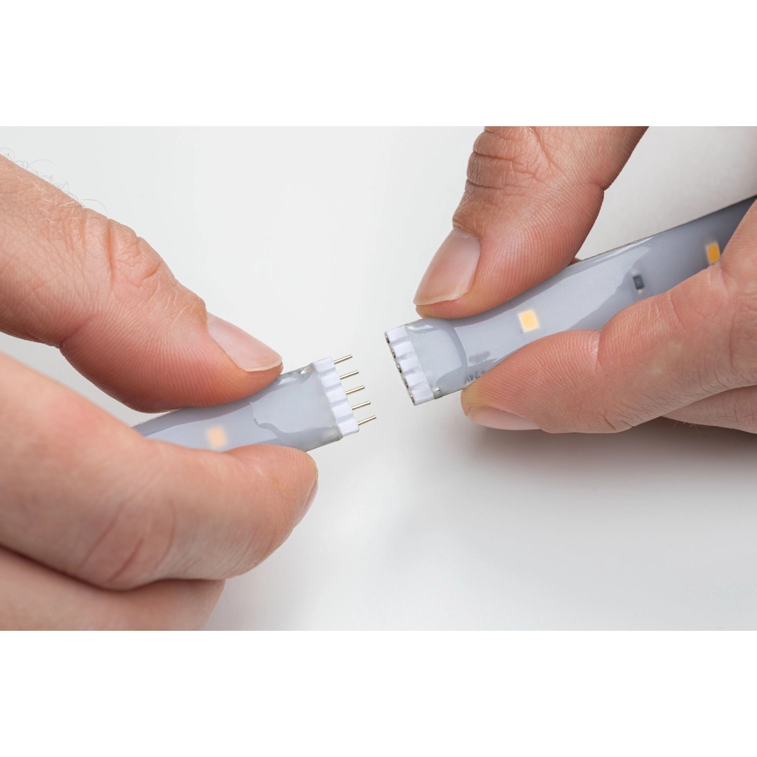 MaxLED 250 LED-Streifen wird verbunden. Das Set ist RGBW-fähig und IP44 geschützt.