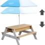 Axi Nick Sand- & Wasser-Picknicktisch braun-weiß mit blau-weißem Sonnenschirm.