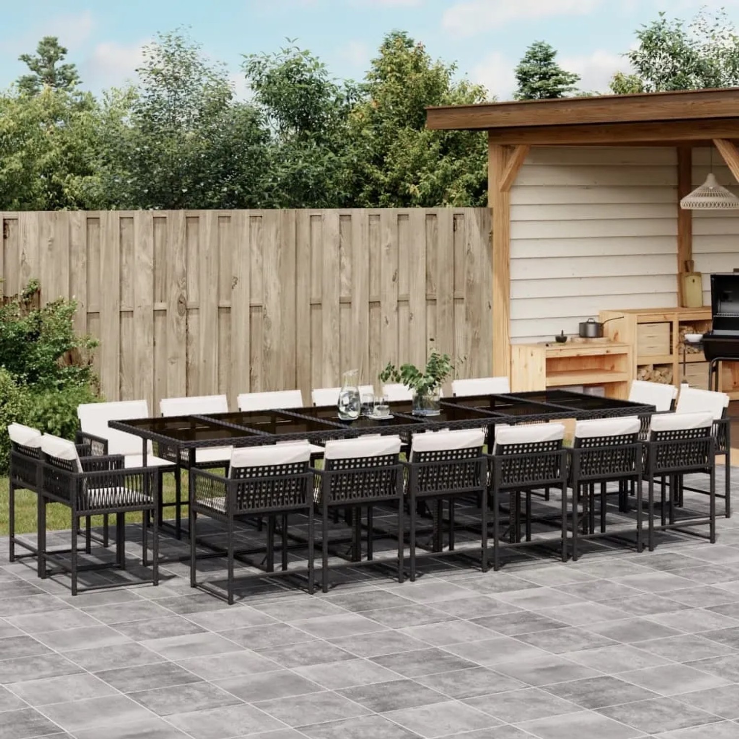 Schwarze 17-tlg. vidaXL Garten-Essgruppe aus Poly Rattan mit Tisch, Stühlen und cremeweißen Kissen.