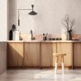 Beige Marburg Vliestapete Uni Modern im Küchen-Interieur mit Holzschrank und Dekoration.