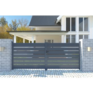 Graues Casanoov Doppelflügeltor aus Aluminium, 3 m breit, mit horizontalen Lamellen vor einem Haus.