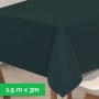 Grüne Sensalux Vlies-Tischdecke (1,5 x 3 m) auf einem Tisch.