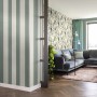 Rasch Vliestapete Florentine III mit Streifen in Weiß und Blaugrau im Wohnraum.