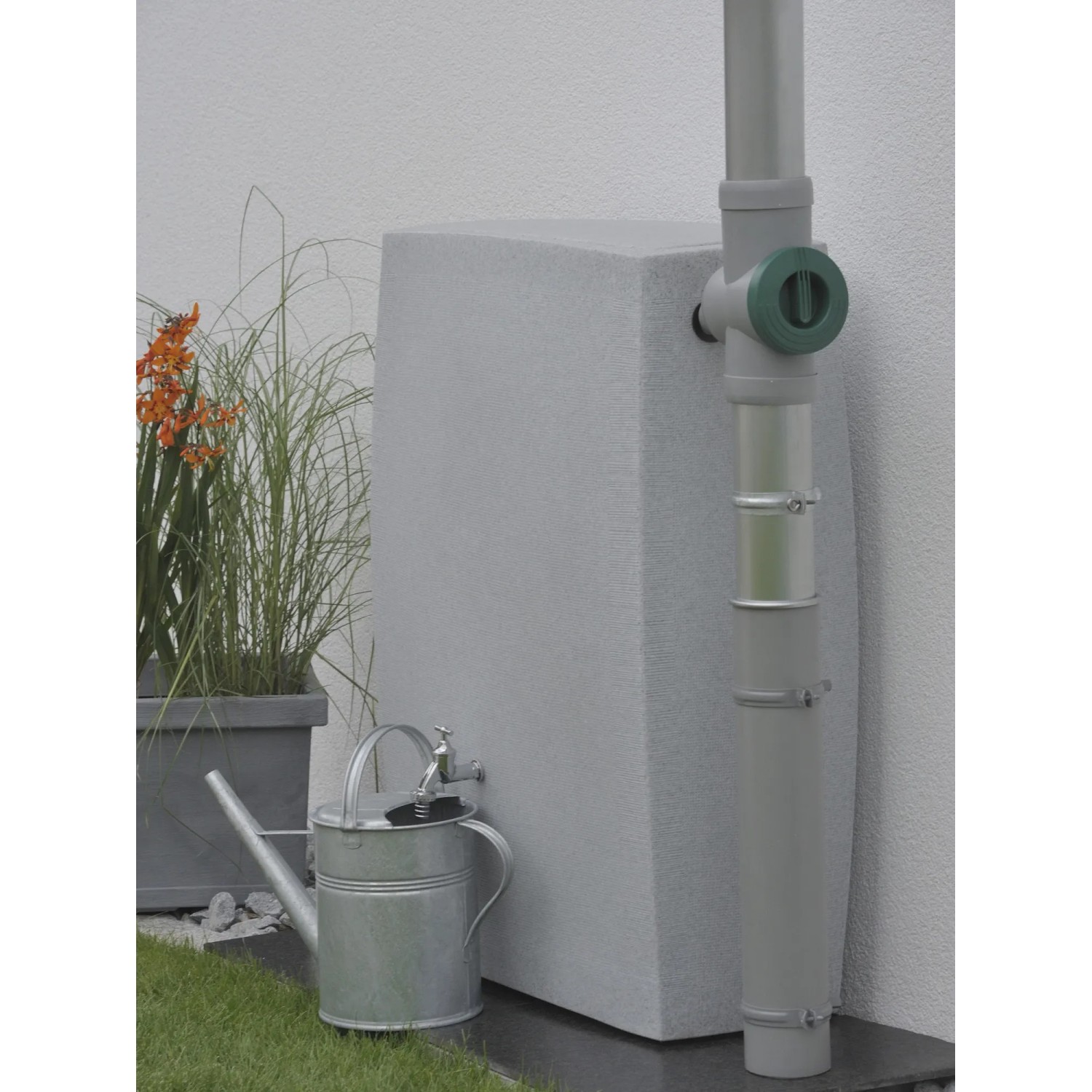 Arves Regentonne Noblesse 275 l Granit mit Fallrohr und Gießkanne im Garten.