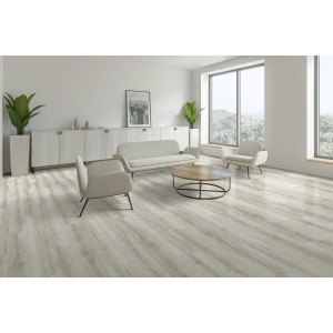 Wohnraum mit Click-Vinylboden Habichtswald Eiche, helle Holzoptik.