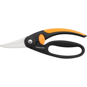 Fiskars Allzweckschere Elegance P45 mit schwarzen Griffen und orangefarbenen Akzenten.