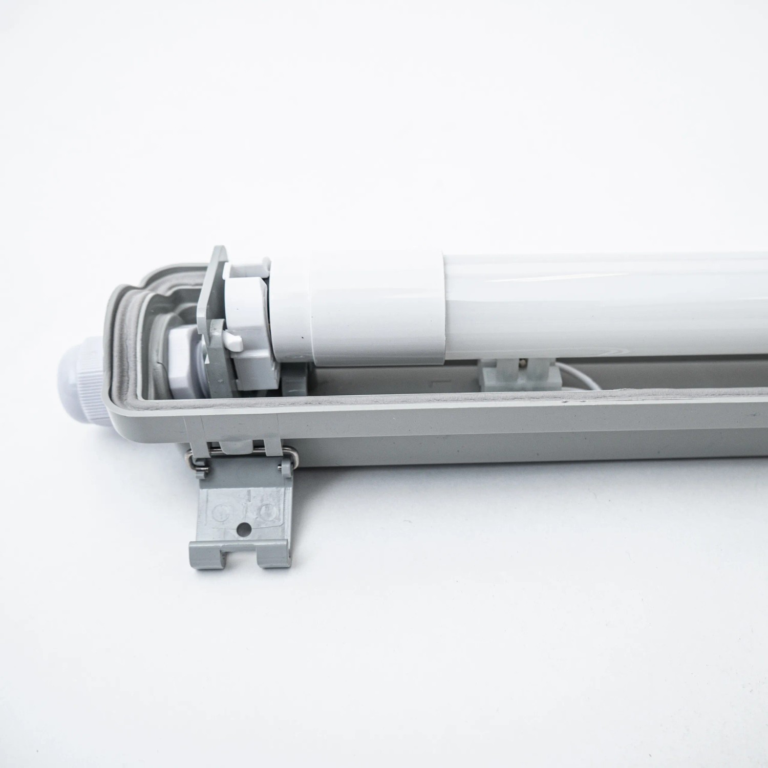LED-Feuchtraumleuchte, 120 cm, 18 W, IP65, Detailansicht der grauen Wannenleuchte mit weißer LED Röhre.