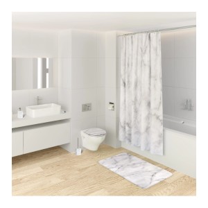 Modernes Bad mit Marmor-Akzenten: Badewannenstöpsel, Duschvorhang und Badematte im Marmor-Design.