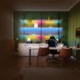 MegaLight Smart LED Streifen RGB IC/CCT, 3m, an Regal angebracht, verschiedene Farben.