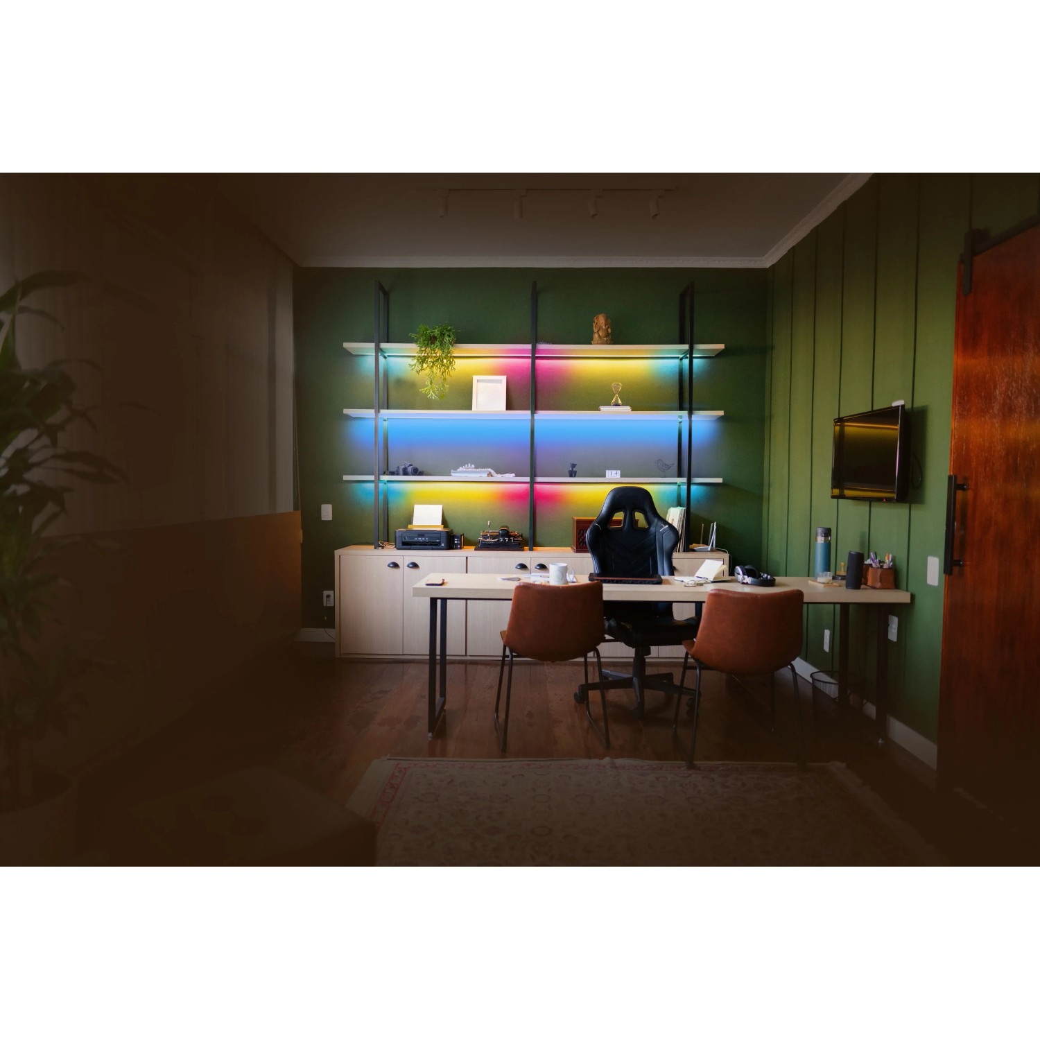 MegaLight Smart LED Streifen RGB IC/CCT, 3m, an Regal angebracht, verschiedene Farben.