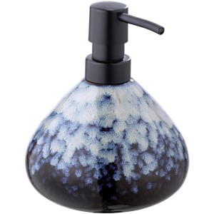 Blauer Wenko Seifenspender Rosali aus Keramik mit schwarzer Pumpe.