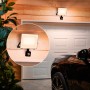 Philips Lois LED-Außenstrahler mit Sensor, 3000K, 2600lm, anthrazit an Hauswand.