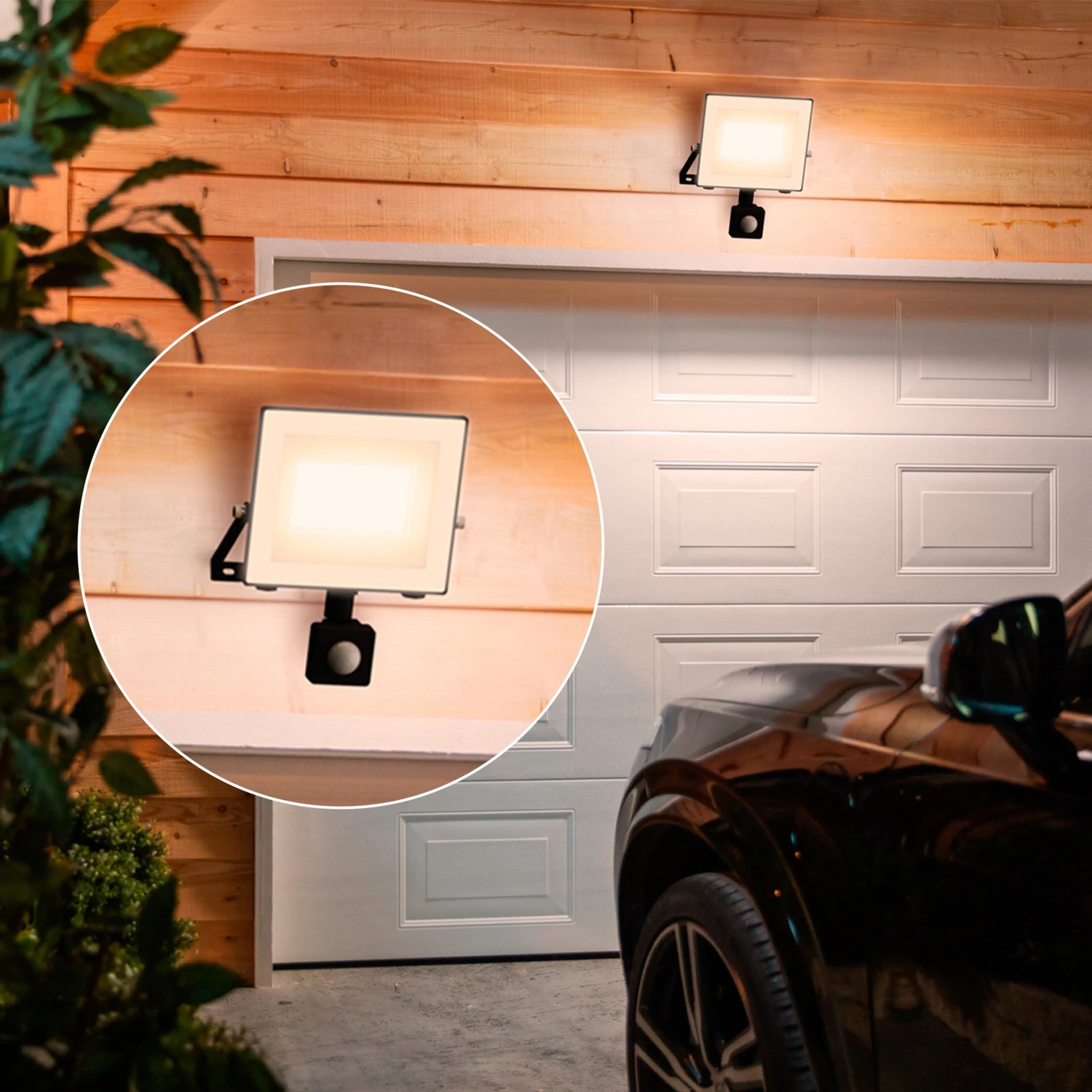 Philips Lois LED-Außenstrahler mit Sensor, 3000K, 2600lm, anthrazit an Hauswand.