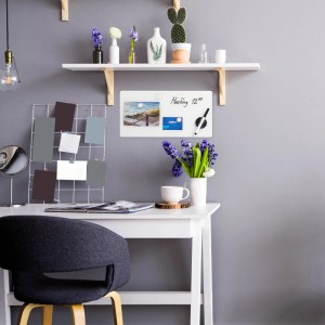 Weißes Relaxdays Glas Magnetboard (20x40 cm) an grauer Wand mit Notizen und Stift.