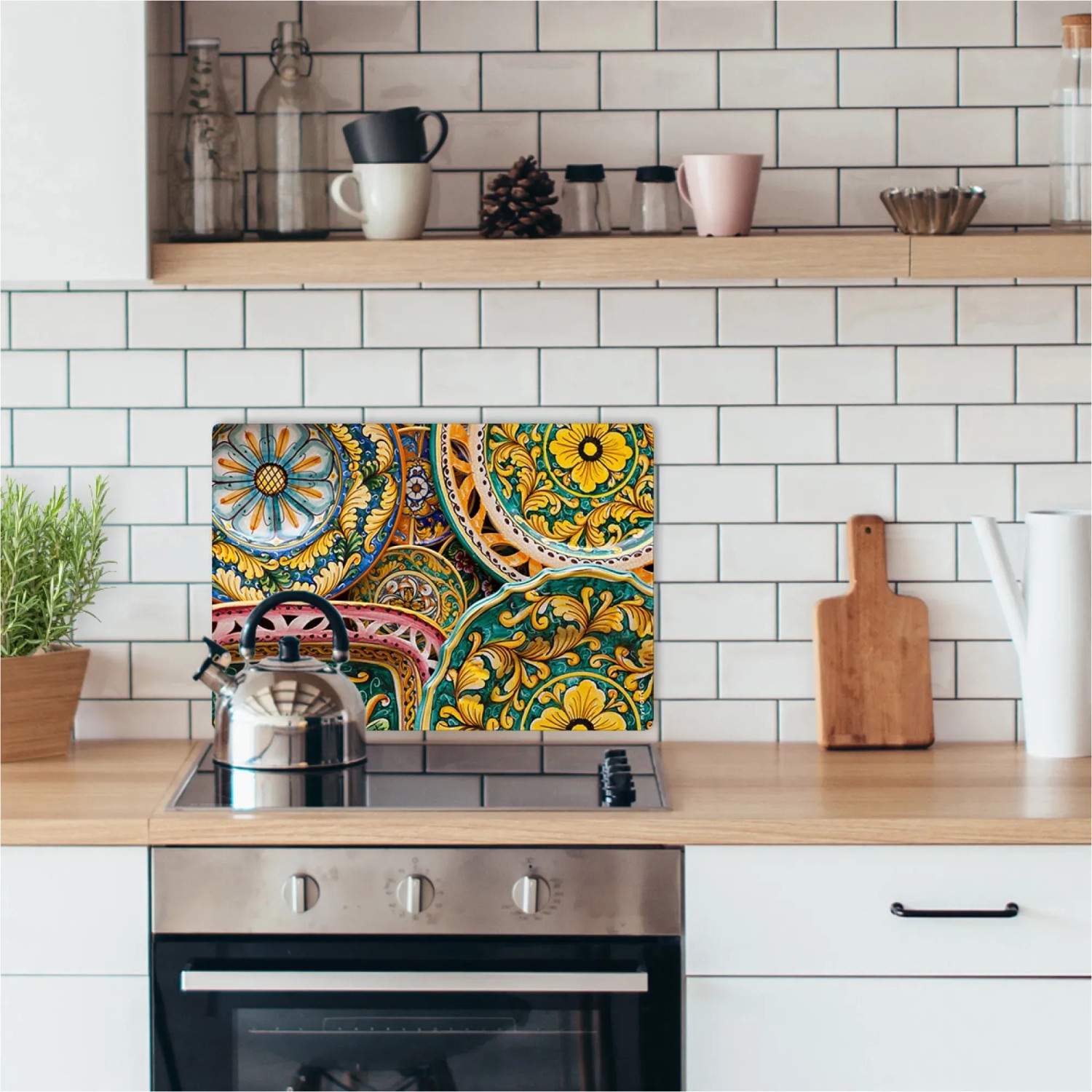 Bunte Myspotti Mini-Spritzschutzplatte Ceramica als Küchenrückwand hinter einem Kochfeld.