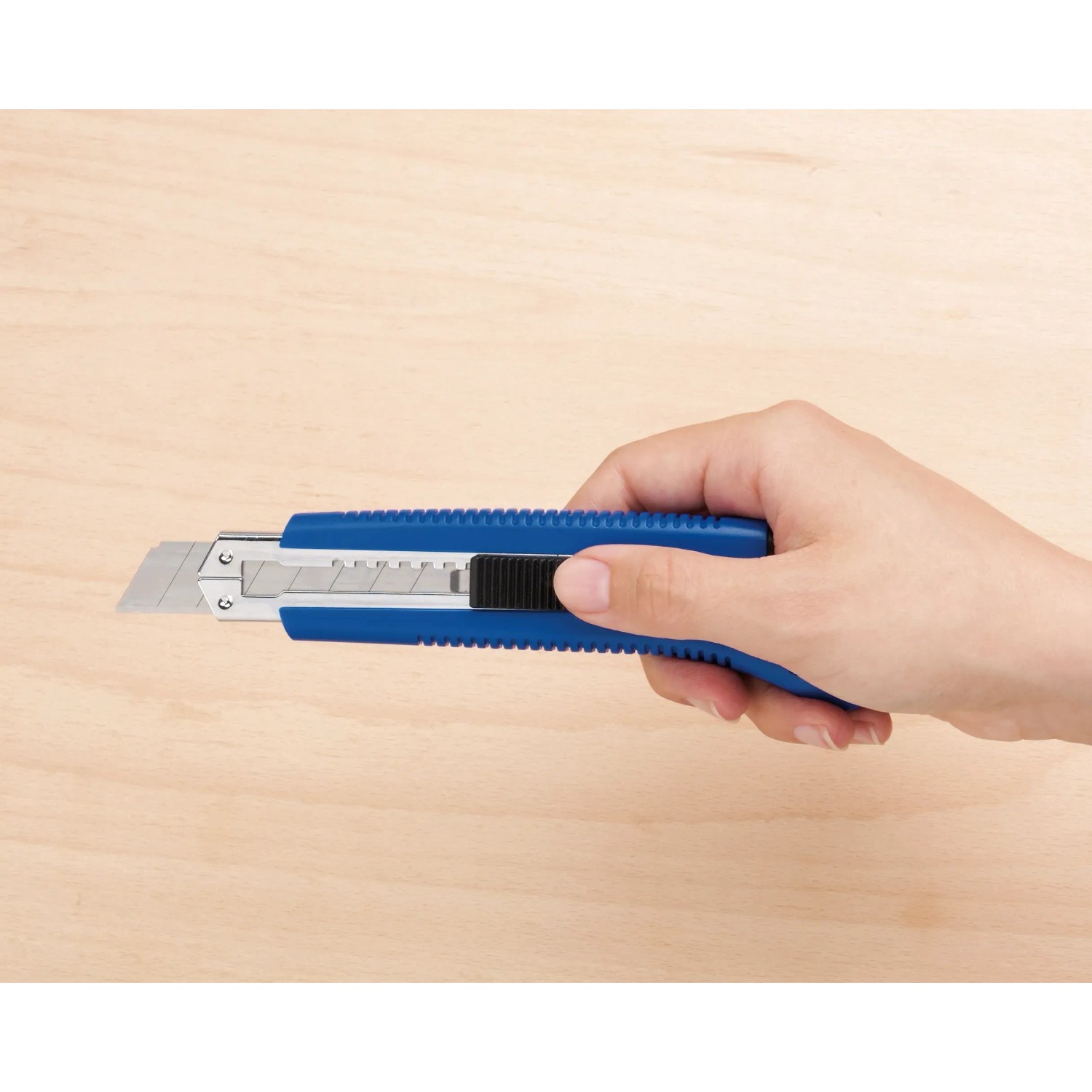 Hand hält blaues LUX Cuttermesser Classic 100 mm. Messer mit Metallgehäuse und Klingenarretierung.