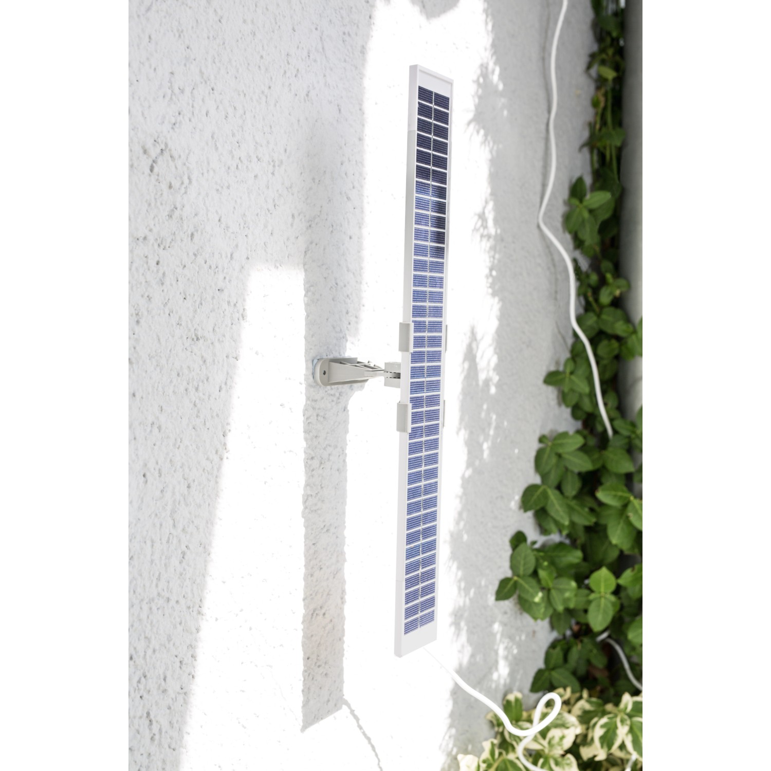 Schellenberg Solarpanel für Funk-Markisenantrieb Premium an Hauswand montiert.