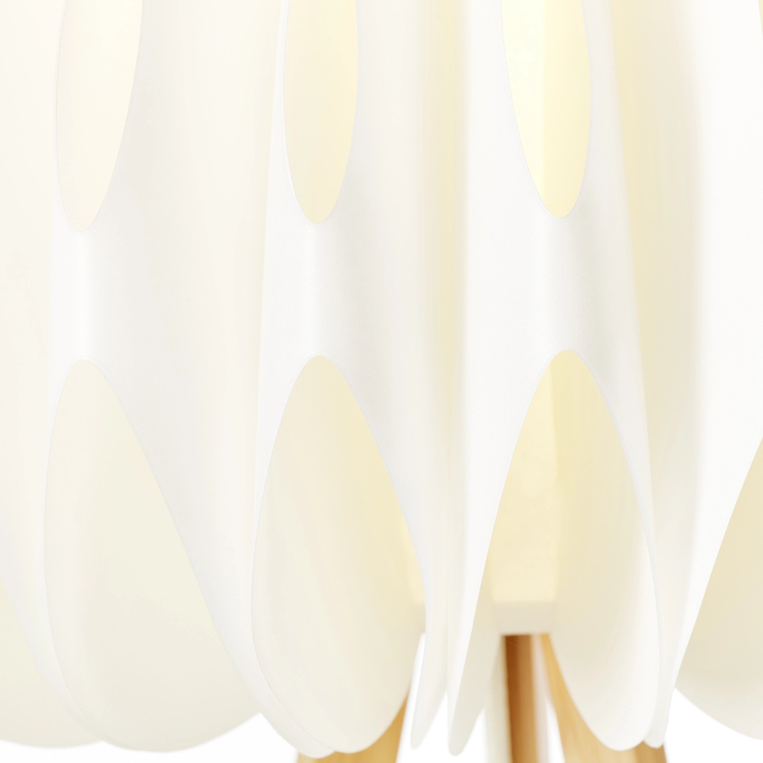 Dreibein-Stehlampe Inna von Brilliant mit hellem Holzfuß und weißem Lampenschirm.