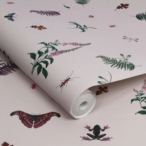 Joules Vliestapete Midnight Beasts Blush Crème mit Blumen, Insekten und Tieren auf rosa Grund.