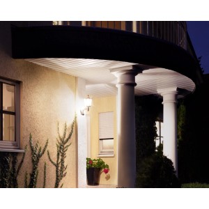 Weiße Steinel Außenwandleuchte L 15 S mit Bewegungsmelder an Hauswand.