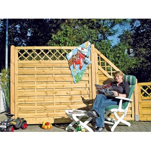 T & J Sichtschutzzaun Avantgarde Ranki Grün 180x180cm im Garten mit Frau im Liegestuhl.