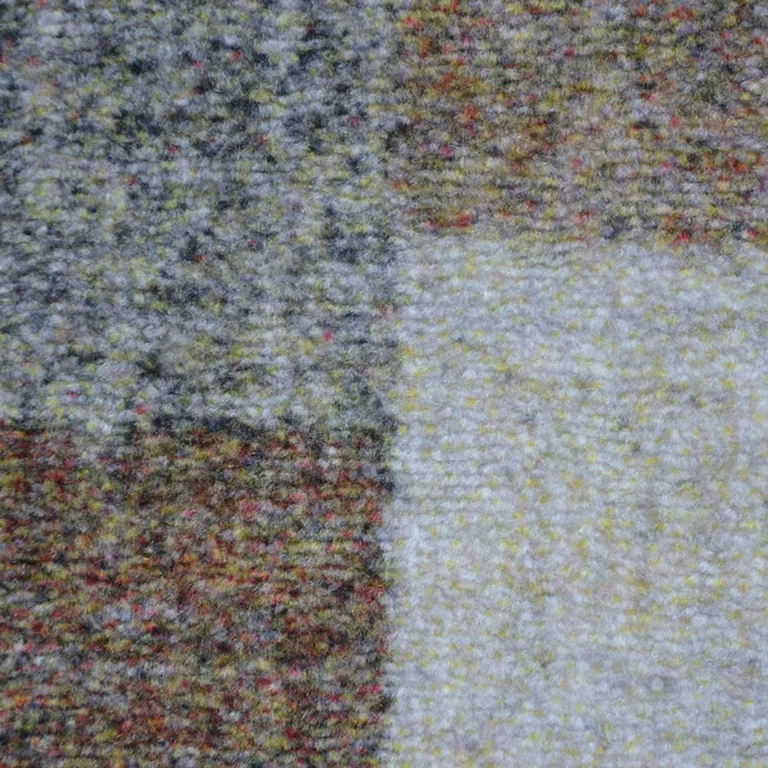 Detailaufnahme: Brauner KARAT Teppichläufer Lucano mit modernem Quadrate-Muster.