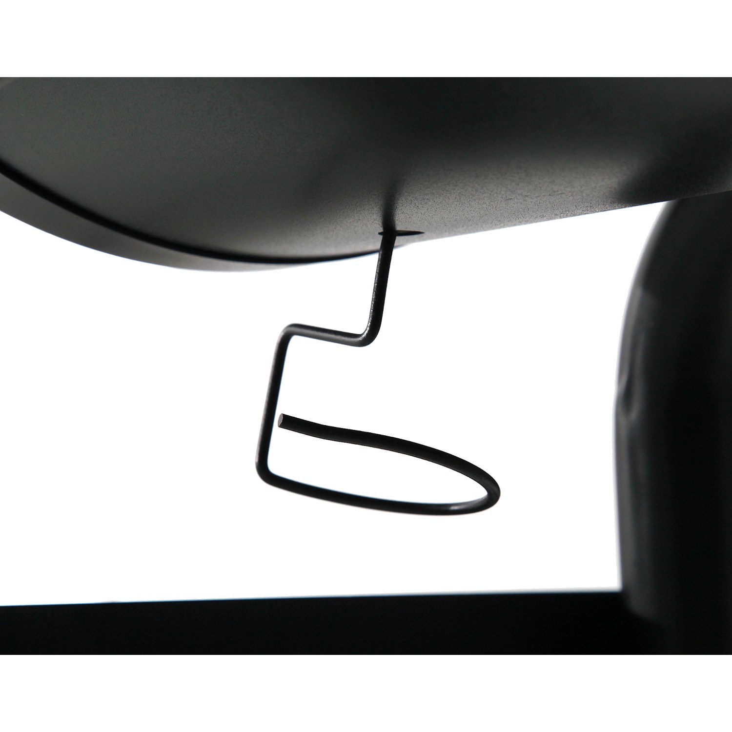 Detailaufnahme des tepro Smoker Wichita Holzkohlengrills, Fokus auf Halterung.