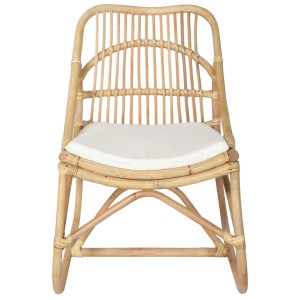 Rattanstuhl mit Leinenkissen, cremeweiß, für Relaxmomente im Wohnbereich.