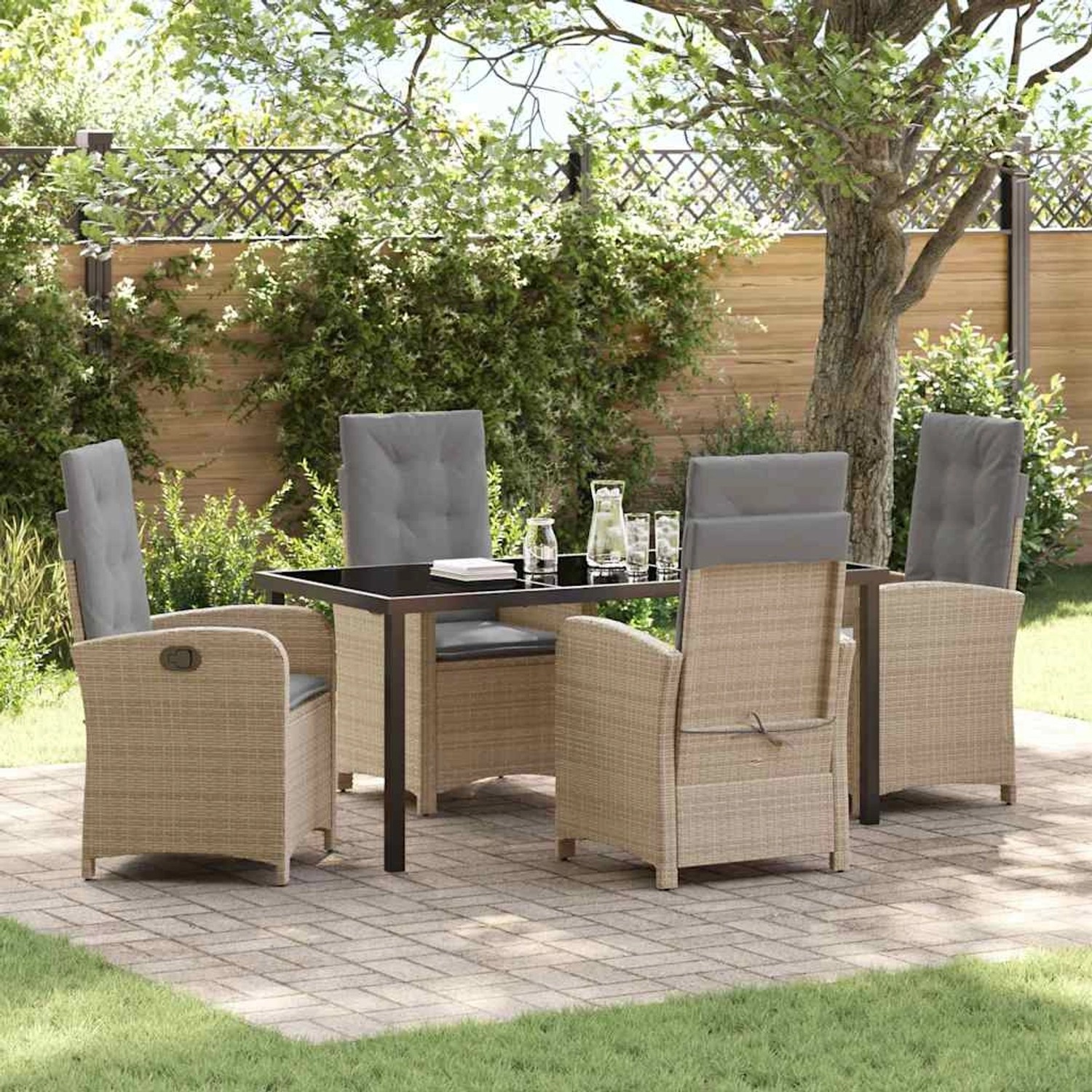 Beige 5-tlg. Garten Essgruppe aus Poly Rattan mit Tisch und Stühlen mit grauen Auflagen.