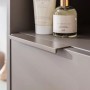Detailaufnahme: Fackelmann B.Paris Midischrank, Cubanit Grau, mit Soft-Close-System und offenem Fach.