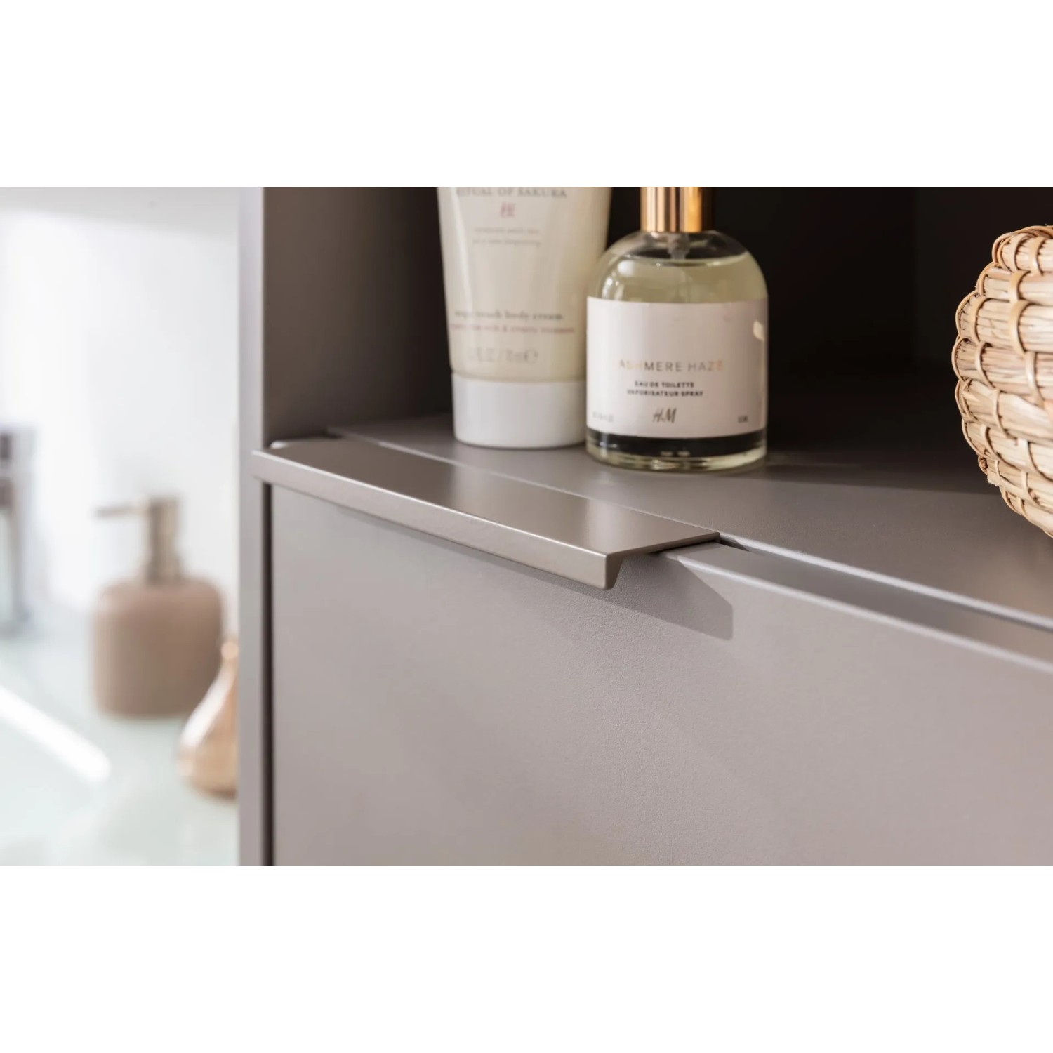 Detailaufnahme: Fackelmann B.Paris Midischrank, Cubanit Grau, mit Soft-Close-System und offenem Fach.