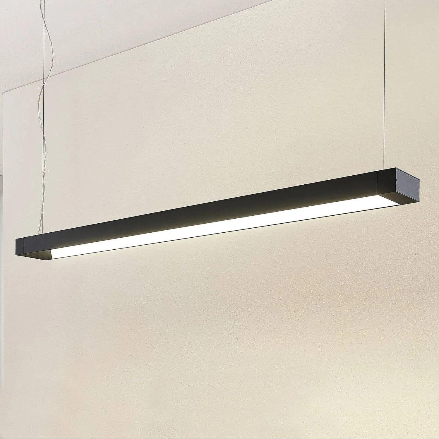 Moderne LED Büroleuchte Cuna in Schwarz aus Aluminium für Arbeitszimmer & Büro.