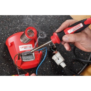 Rothenberger Industrial Lötkolben-Set 30 Watt in Nutzung mit roter Basisstation.