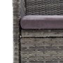 Detailaufnahme: Graues Bistro-Set aus Rattan mit dunklem Sitzkissen.