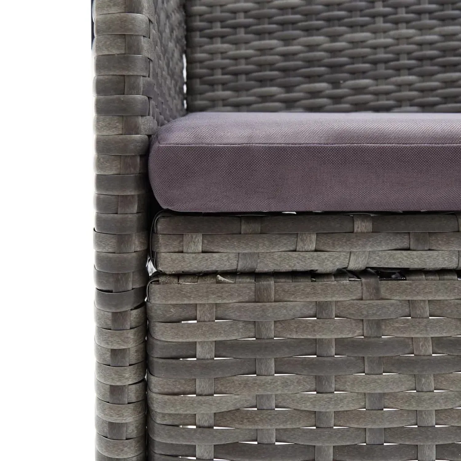 Detailaufnahme: Graues Bistro-Set aus Rattan mit dunklem Sitzkissen.