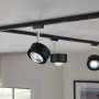 Urail LED Schienensystem mit drei schwarzen, dimmbaren Spots (Aldan) an der Decke.