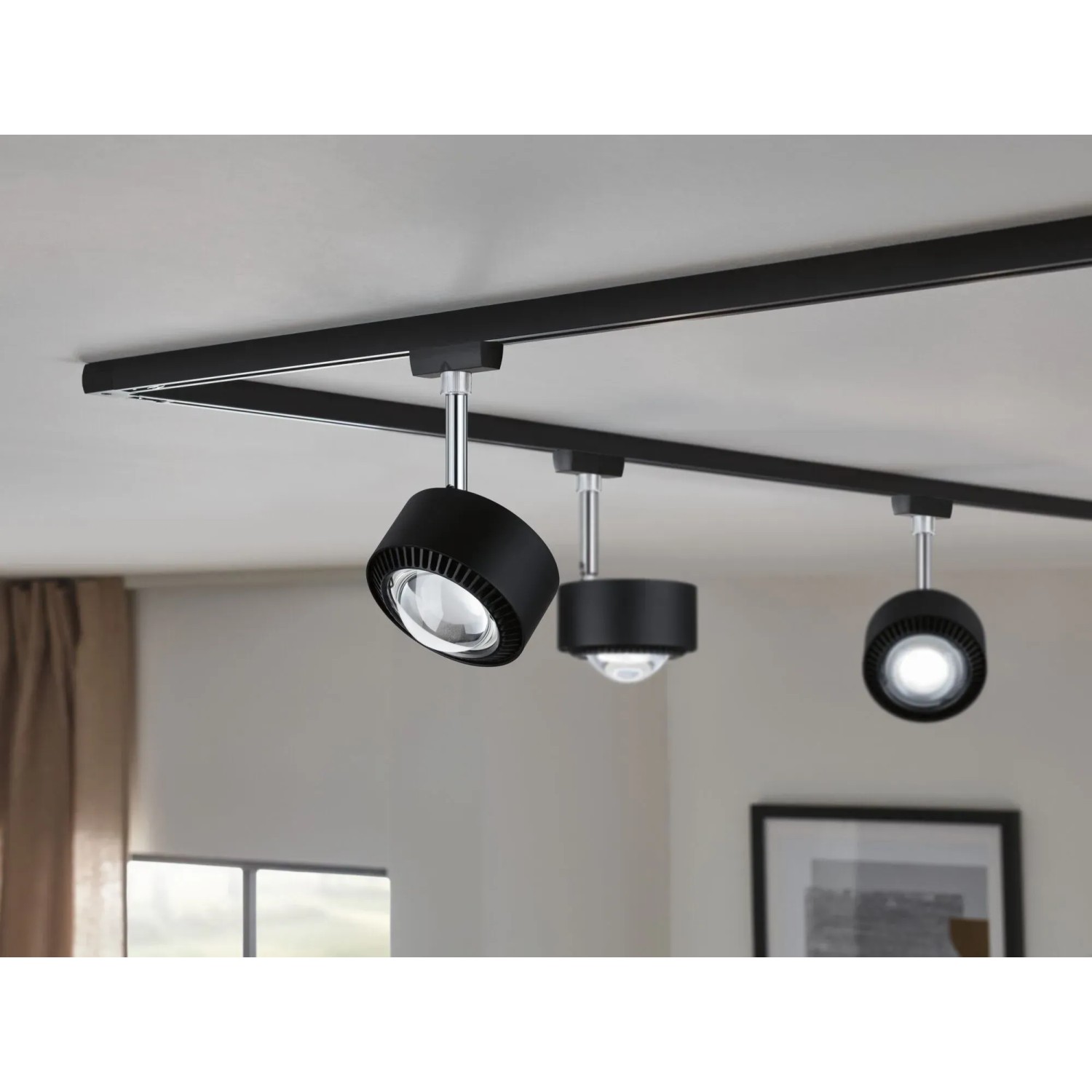 Urail LED Schienensystem mit drei schwarzen, dimmbaren Spots (Aldan) an der Decke.