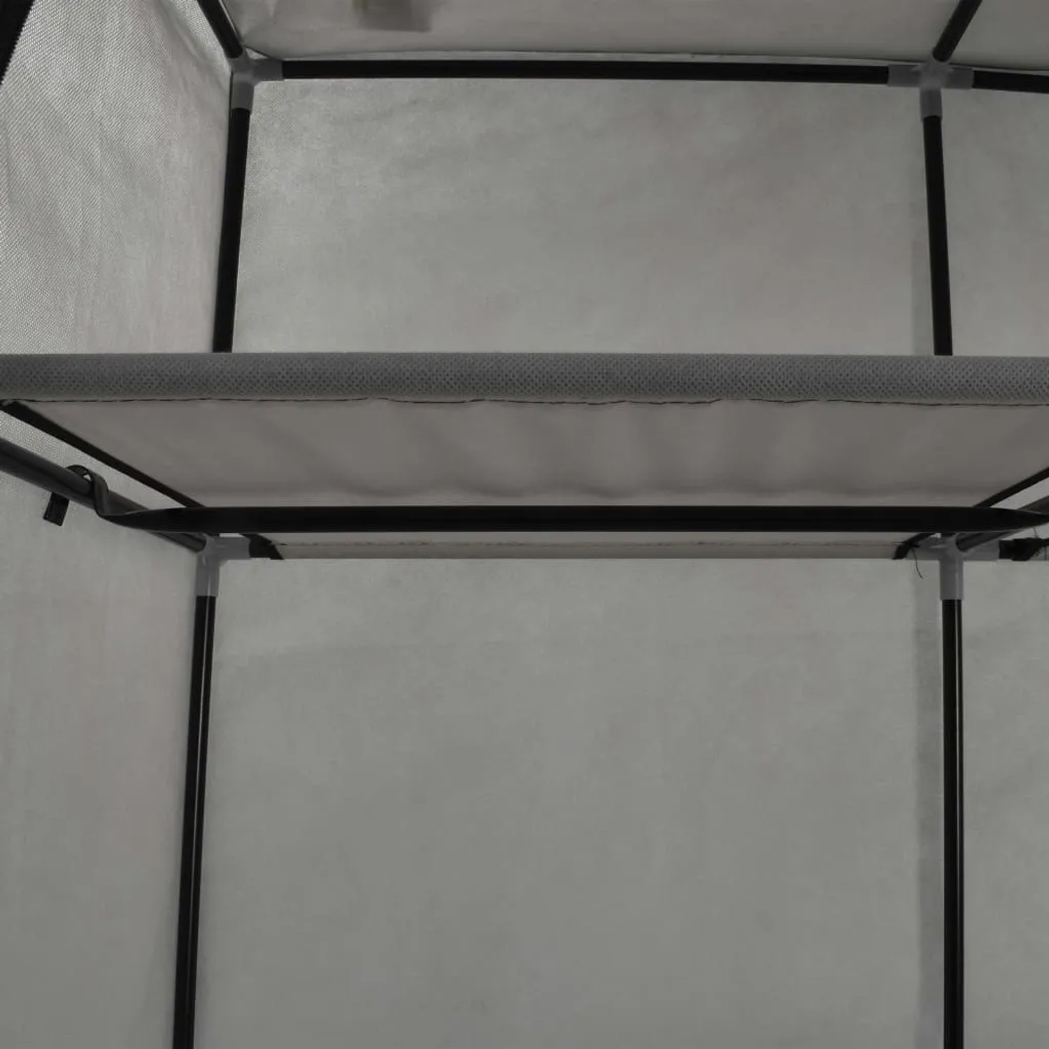 Detailansicht: Grauer vidaXL Kleiderschrank mit Fächern und Stangen, Stoff.