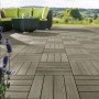 Verlegte, hellgraue WPC Klickfliesen in Holzoptik auf Terrasse mit Gartenmöbeln.