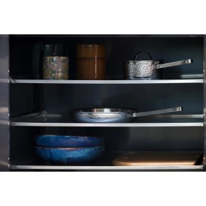 MyOutdoorKitchen Modul mit Schrank Black Collection, Innenansicht mit Geschirr.