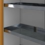 Innenansicht des grauen Chemikalienschranks IRENE mit zwei herausnehmbaren Metall-Auffangwannen und gelbem Akzent.