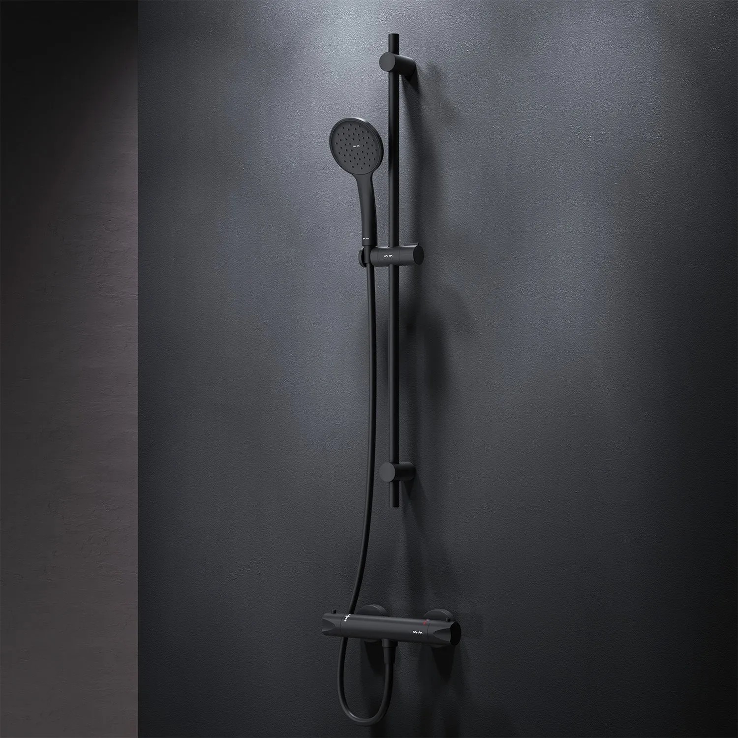 Schwarzes AM.PM Duscharmatur-Set mit Thermostat, Handbrause und Duschstange an dunkler Wand.