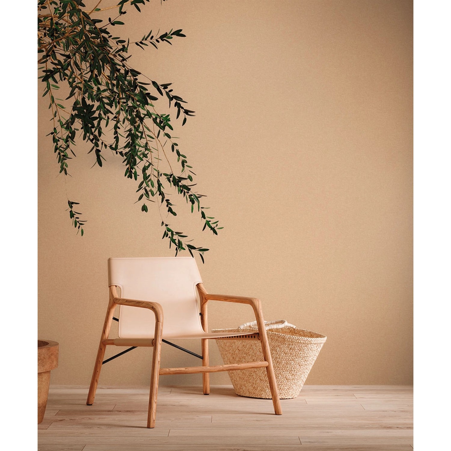 Orangefarbene AS-Creation Vliestapete Uni Struktur mit Stuhl und Dekoration.